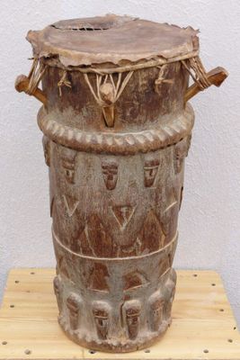 une boîte en bois ornée de sculptures sur le dessus