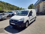 une petite camionnette blanche garée dans un parking