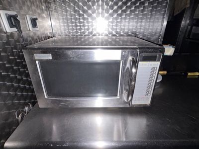 un micro-ondes posé sur un comptoir dans une cuisine