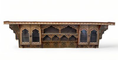 Grande étagère murale d’applique en bois peint, Maroc, XXe s…
