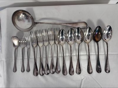 beaucoup de cuillères en argent et de cuillères à soupe sur une table