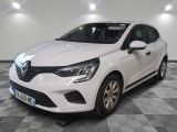 la voiture blanche est garée sur un sol en damier dans le garage