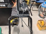 une image d'un établi avec des outils dessus