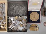 beaucoup de pièces de monnaie dans une boîte sur la table