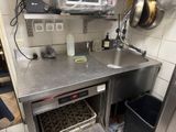 une cuisine équipée d'un évier et d'un lave-vaisselle