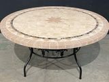 une table en marbre ornée d'un motif en forme d'étoile
