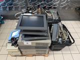 un tas de matériel informatique posé par terre dans un magasin