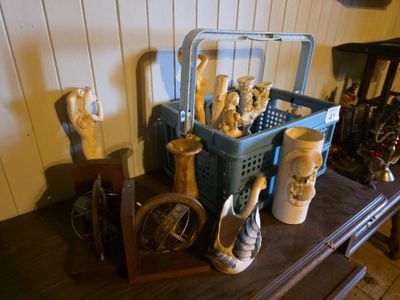 une table sur laquelle sont posés plusieurs vases et d'autres objets