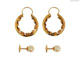 deux paires de boucles d'oreilles créoles en or et une boucle d'oreille en perle