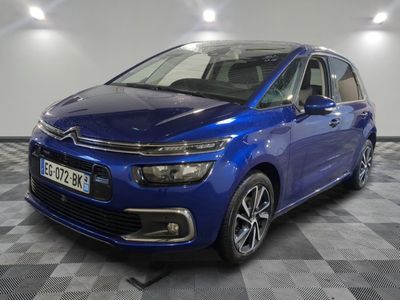 une citrole bleue garee sur le sol en damier d'un garage