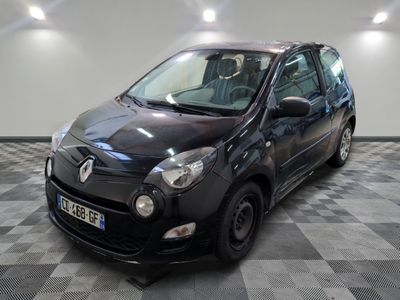 la photo d'une petite voiture noire garée dans un garage