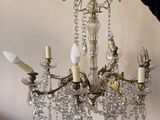 une femme qui tient un lustre à la main