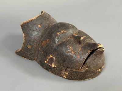 un objet marron posé sur une table