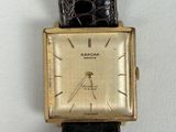 gros plan d'une montre sur une surface blanche
