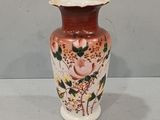 un petit vase orné d'un motif floral