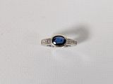 une image d'une bague en saphir bleu et diamant