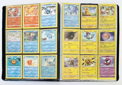 beaucoup de cartes pokemon sur la table