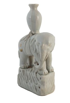 une statue d'éléphant surmontée d'un vase
