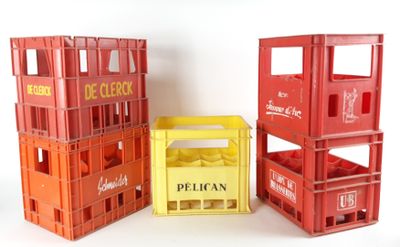 Cinq caisses en plastique : -bière JEANNE d'ARC