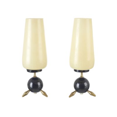 une paire de lampes de table noires et blanches avec un pied doré