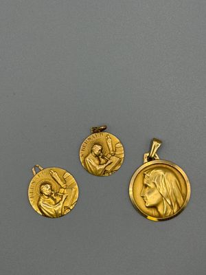 trois médailles d'or représentant la Vierge Marie et Jésus