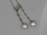 une photo d'une paire de boucles d'oreilles ornées de perles