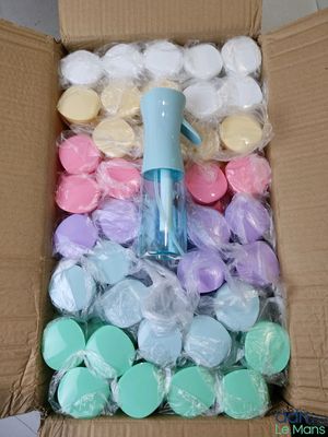 une boîte de savons et une bouteille d'eau à l'intérieur