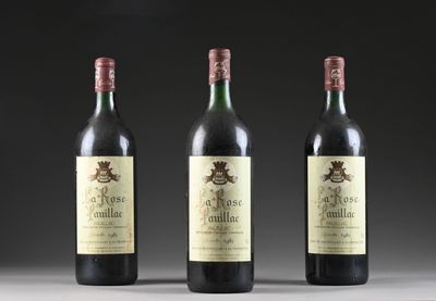 trois bouteilles de vin sont alignées sur une table
