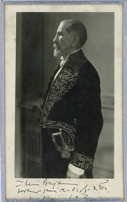 une vieille photo en noir et blanc d'un homme en costume-cravate