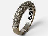 gros plan d'une bague sur fond blanc