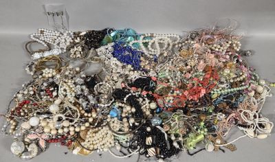 a pile of assorted jewelry sitting on a table