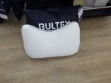 un sac noir et blanc posé par terre à côté d'un miroir
