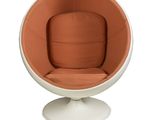 une chaise boule orange et blanche, avec un piètement blanc, posée sur une surface blanche