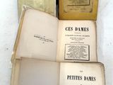plusieurs vieux livres sont empilés sur une table