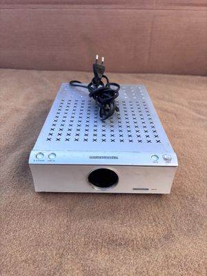 un gros plan d'une télécommande posée sur un canapé