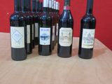 plusieurs bouteilles de vin sont alignées sur une table en bois
