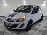 une photo d'une opel blanche garée dans un garage
