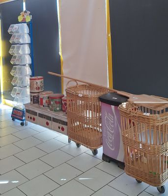un caddie au milieu d'un magasin