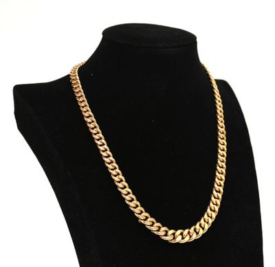 un collier à chaîne en or sur un mannequin mannequin mannequin mannequin mannequin mannequin mannequin mannequin mannequin mannequin
