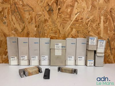 tout un tas d'appareils électroniques de toutes sortes posés sur une table