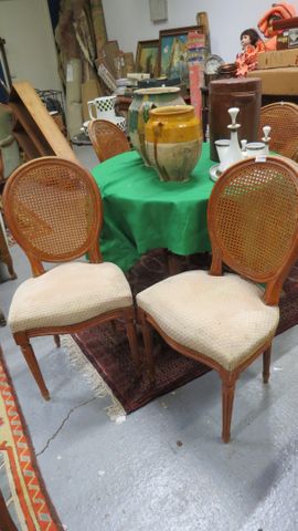 Suite de quatre chaise dossier médaillon canné en cabriolet (état...