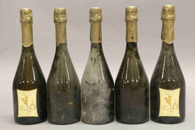 quatre bouteilles de vin sont alignées