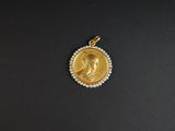 une pièce d'or avec l'image d'une femme dessus