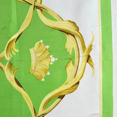 une photo d'une nappe verte et blanche ornée d'un motif doré