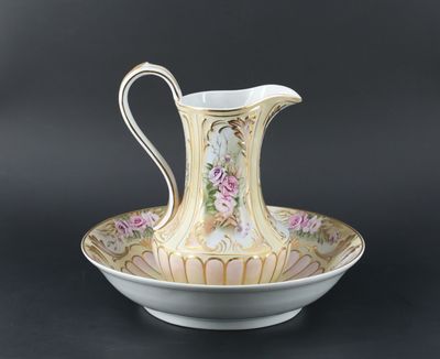 Nécessaire de toilette en porcelaine à décor polychrome de f…