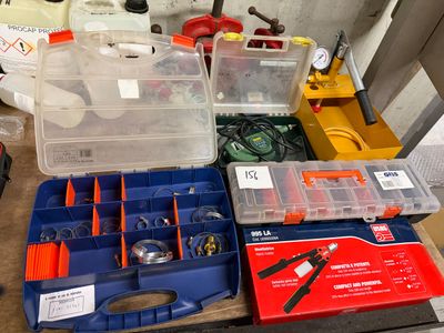 de nombreux outils différents dans la boîte posée sur la table