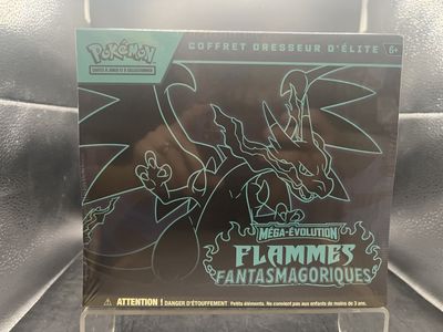 La carte à collectionner Pokémon est exposée dans une vitrine.