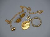 plusieurs bijoux en or, dont une bague, un collier et une bague