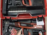 une caisse à outils rouge avec des outils sur le sol