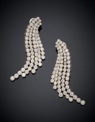 une paire de boucles d'oreilles à clip en perles et diamants